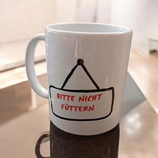 „Bitte nicht füttern“ – Tasse mit bissigem Humor