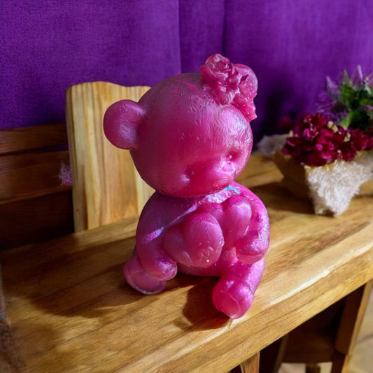 Kleiner Bär aus Resin – Pinkes Unikat mit Blütendetail